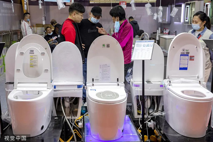 资料图：2023年3月10日，上海，展会上的智能马桶。（视觉中国）