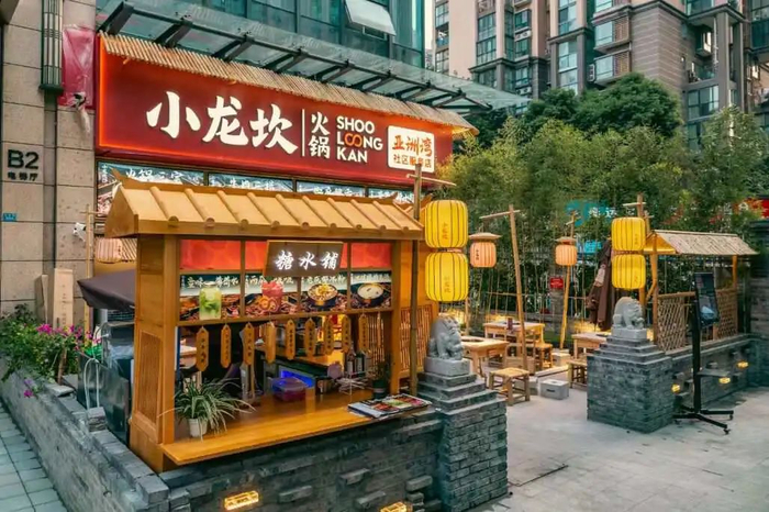 ◎几张四方桌配上方竹凳，就像到邻居家吃饭般自在    供图：品牌方