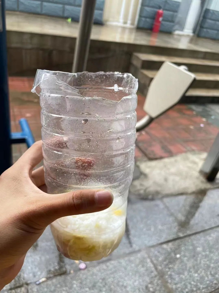 温宇拿矿泉水瓶装的粥。受访者供图