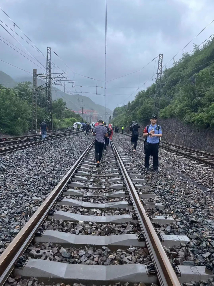 Z180次乘客从列车上撤离。受访者供图