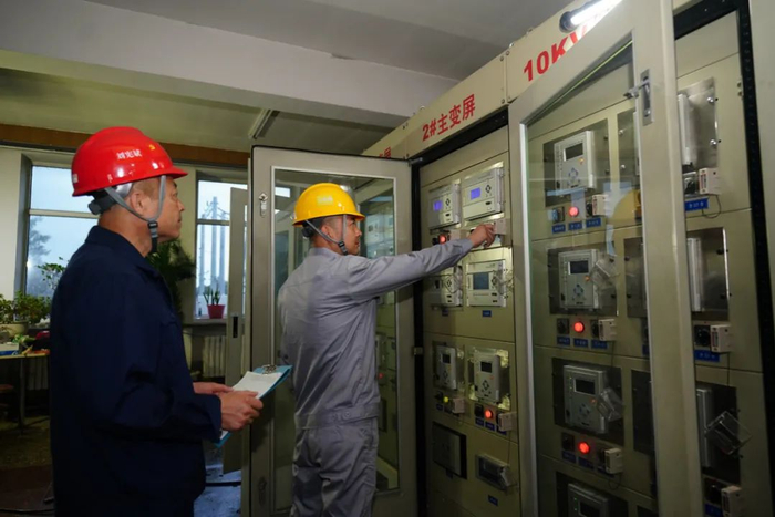 8月4日，国网尚志市供电公司66千伏亚林变站工作人员王志刚、刘宪斌为水灾后变电站多条回路恢复送电。 王润泽 摄