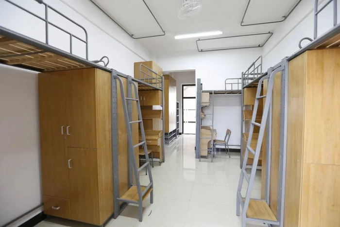 瑞安校区95鹿城校区95高教园区校区95学校宿舍配备有上床下桌