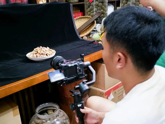 广东工业大学实践团为化橘红拍摄宣传海报