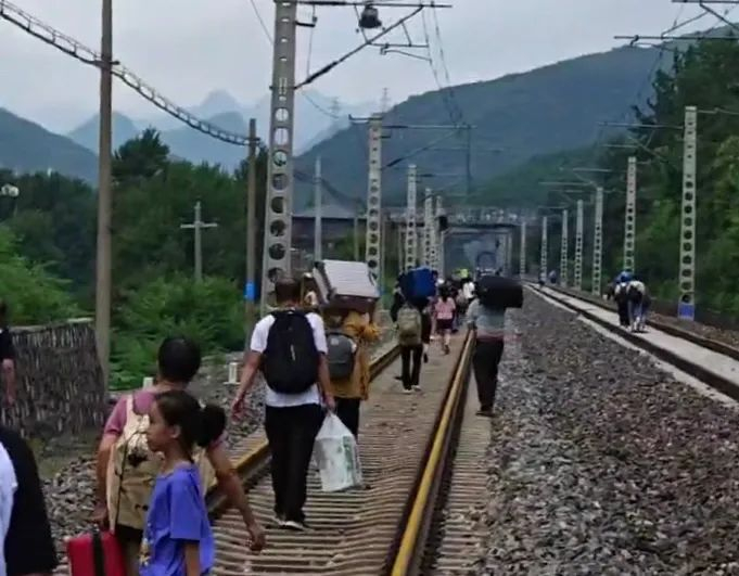 Z180次列车的乘客返回车厢取回行李。受访者供图