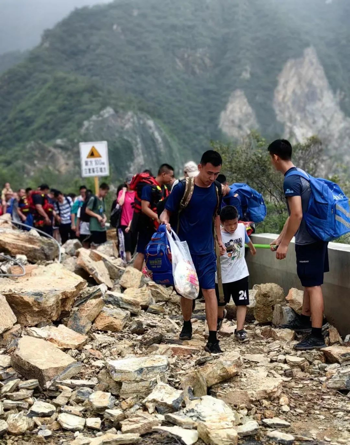 救援队转运Z180次被困旅客。受访者供图。