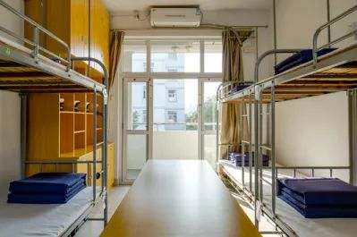 037常州机电职业技术学院宿舍有4人间和6人间,有上床下桌,也有上下铺