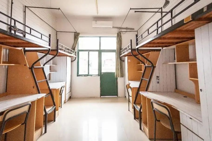 4人间95金华职业技术学院的寝室主要分为四人寝和六人寝,寝室有独立