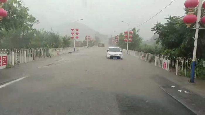 7月31日的丁家滩村牌坊通往村子的道路，永定河水位已经快速上涨。 受访者供图