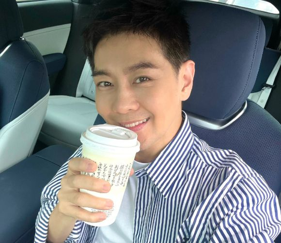 脸歪嘴斜腿瘦如麻杆,整容痕迹明显,老到不敢认|林志颖|斜腿|麻杆_新浪