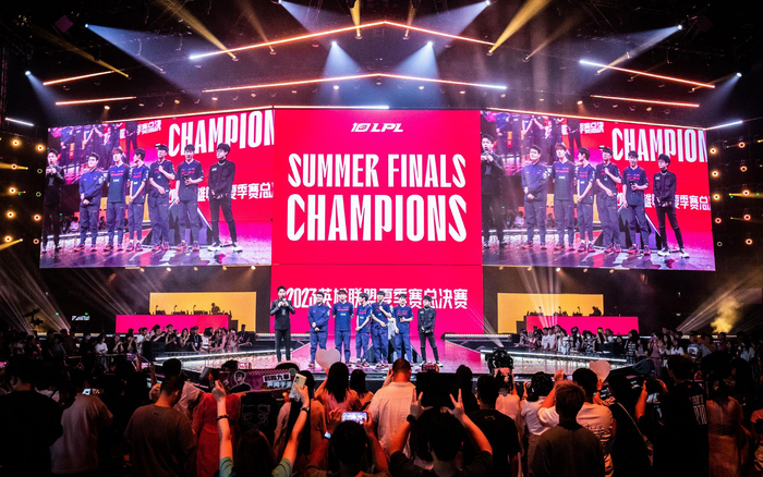 与攻擂者LNG打满五局，卫冕冠军JDG笑到最后。  英雄联盟赛事供图