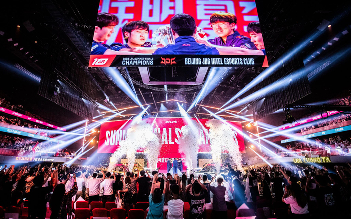 JDG的小伙子们再度举起银龙杯。  英雄联盟赛事供图