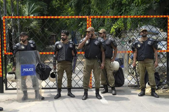 当地时间2023年8月5日，巴基斯坦拉合尔，警察在巴基斯坦前总理伊姆兰·汗的住所外守卫。图/视觉中国