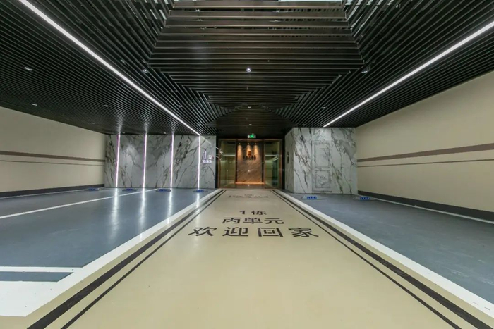 典型项目如常州江左风华,其地下车库顶部采用铝方通吊顶,并嵌入灯带