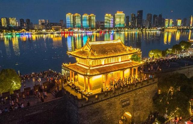 夜幕降临，襄阳古城灯光璀璨、游人如织。（杨东 摄）