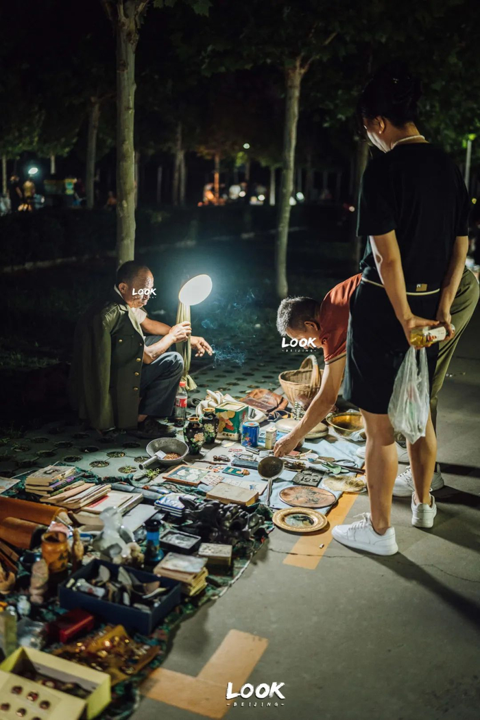 北京三大夜市之一 · 东鹏鬼市探秘|文玩_新浪新闻