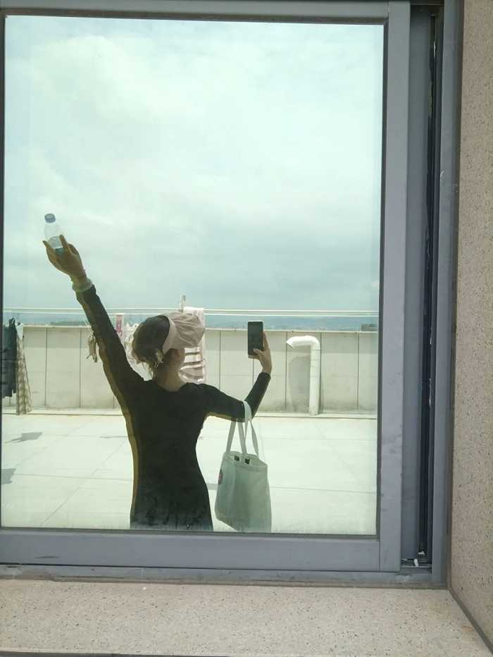 受访者准备在阳台晒背。图 / 受访者提供