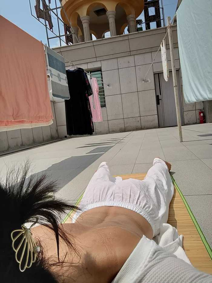 受访者在楼顶晒背。图 / 受访者提供