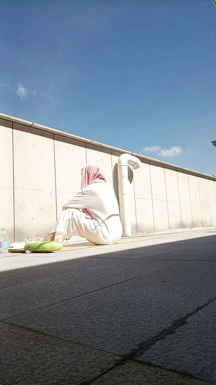 受访者坐在凉席上晒背。图 / 受访者提供