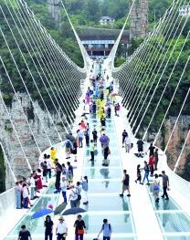 湖南张家界迎客流高峰。新华社发