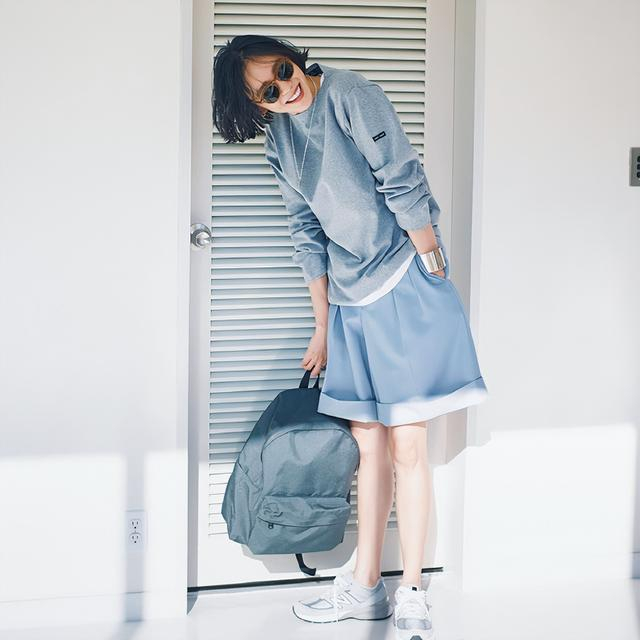 早秋流行"卫衣 短裤",时髦显腿长,年轻有活力|卫衣|穿搭_新浪新闻