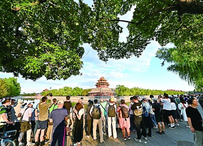 游客在故宫角楼拍照片。新华社发