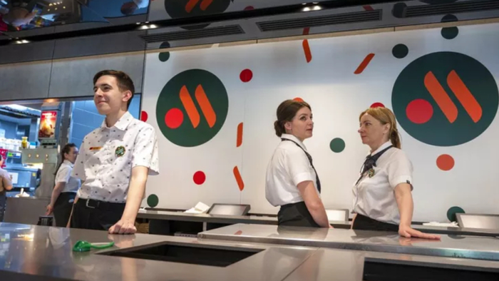 也有不少替代产品，比如本土化的麦当劳依旧火爆