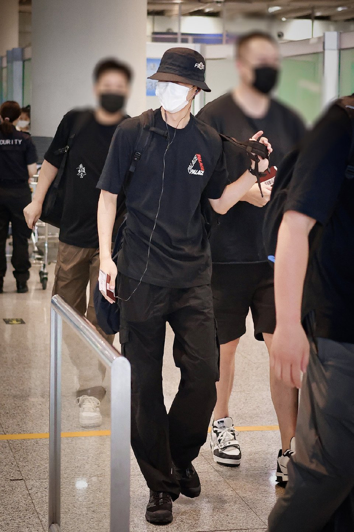 王一博出发泰国饭拍 私服穿搭很男友