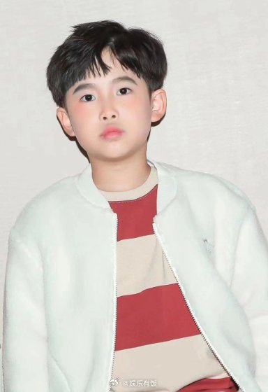 易烊千玺弟弟易烊昱华近照,弟弟真的长大了