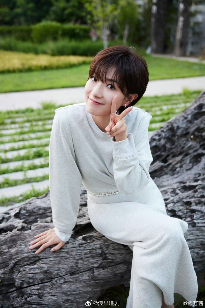 这次她身穿简约休闲的白色套裙……|万茜|穿搭_新浪新闻