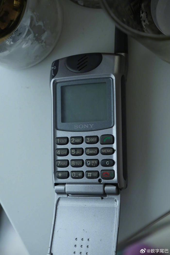 但索尼的 z 系列手机绝对是高端货,银色的 z18 和金色 z28 小巧雅致的