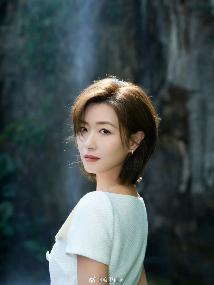 万茜真的适配各种风格,这次她身穿简约休闲的白色套裙……|万茜|穿搭