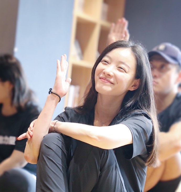 倪妮| 素颜排练照 干净素雅|倪妮|素颜_新浪新闻