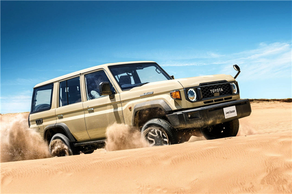 新款丰田lc70来了最大的看点就是复简古陋到底