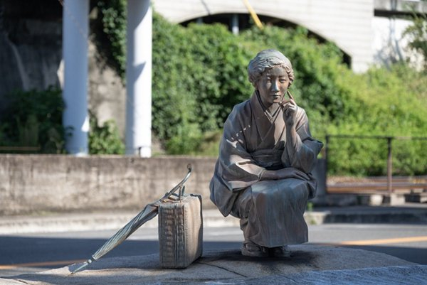日本尾道，林芙美子雕像