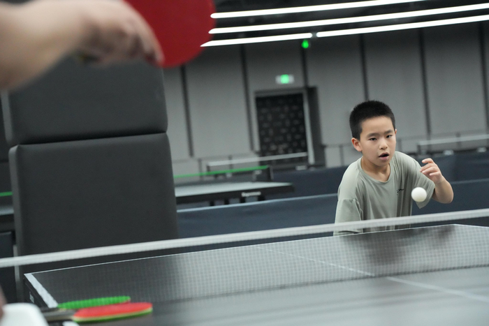 练习乒乓球的少年。 摄影：王飞