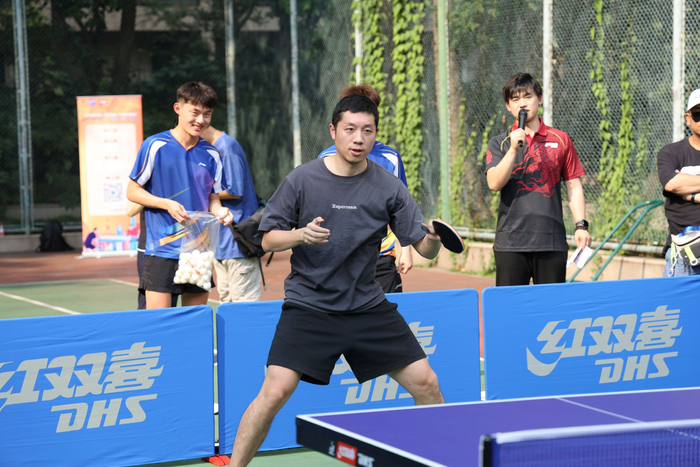 许昕现场大秀球技。 