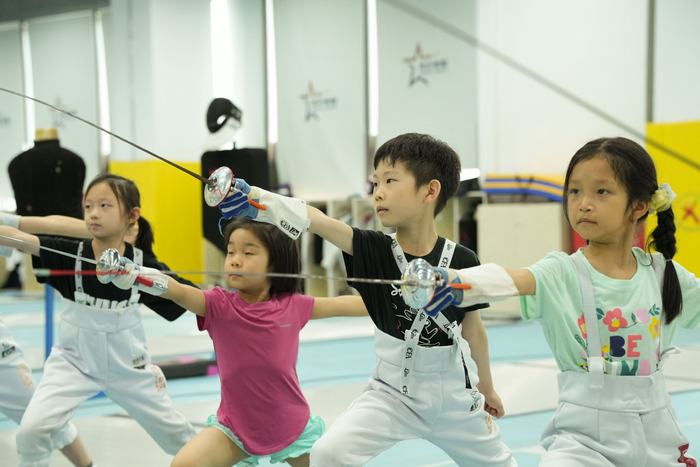 练习击剑的孩子们。 摄影：王飞