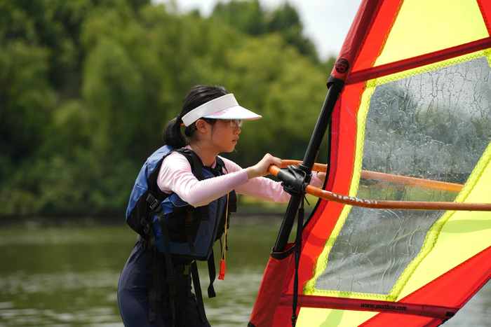 参与帆板训练的孩子。 摄影：王飞
