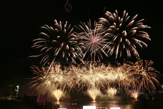 长桌宴,烟花秀,巡游演艺,太爱这样的都匀绿博园|贵州省_新浪新闻