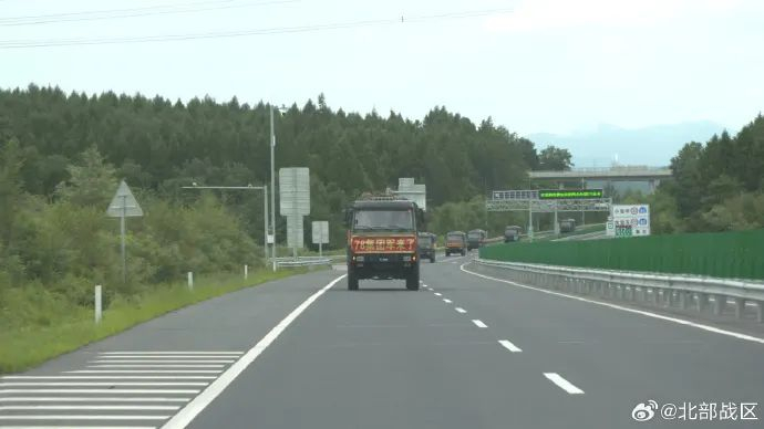 北部战区陆军第78集团军某旅千人百车紧急驰援舒兰抗洪抢险 图源：@北部战区