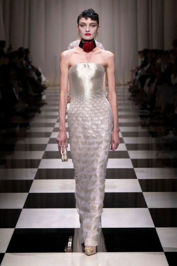 以绸缎裙浮动夏末最后一丝涟漪