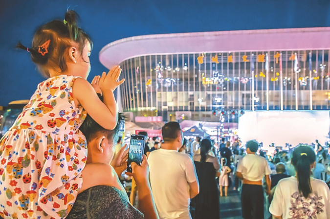 ▲5日晚，市民在宿迁市宿城区文体中心广场观看惠民演出。（视觉江苏网供图）