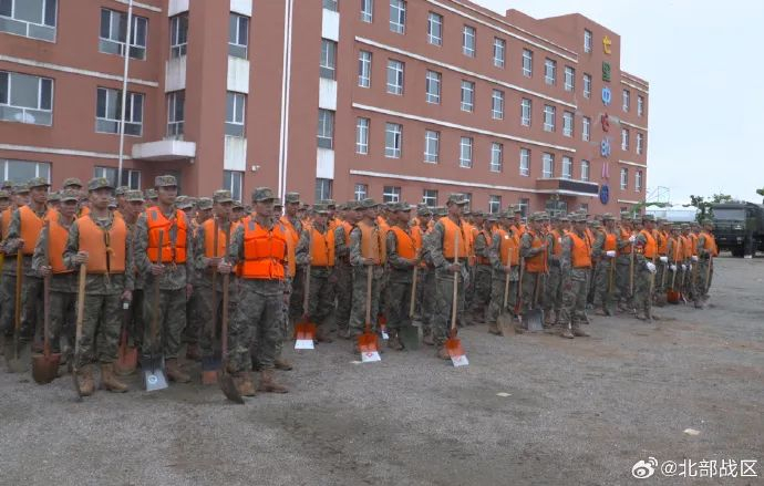 北部战区陆军第78集团军某旅千人百车紧急驰援舒兰抗洪抢险 图源：@北部战区