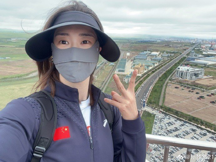 直播吧8月7日讯 女篮球员孙梦然更新社媒,晒出一组近照.