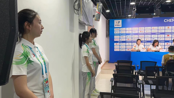 刘依琳（左一）在发布会现场。