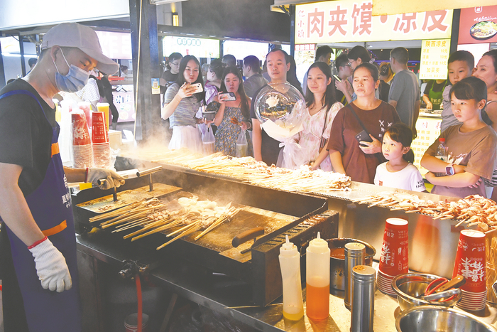     ▲南宁亭子码头夜市经济持续火爆，成为许多市民逛夜市、品小吃的首选。    本报记者梁枫 摄