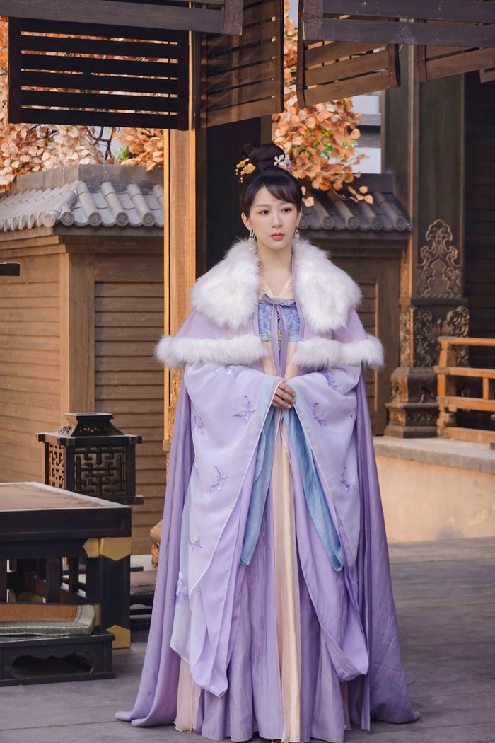 杨紫包场张艺兴主演电影《孤注一掷》……|杨紫|孤注一掷|张艺兴_新浪