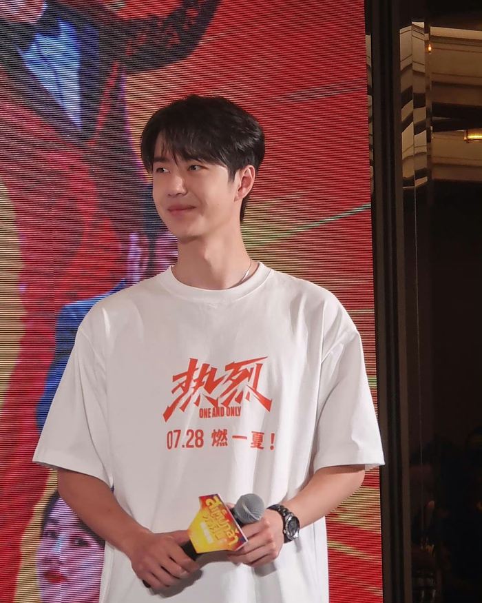 王一博热烈泰国路演生图 泰媒拍的王一博,每张生图都好能打