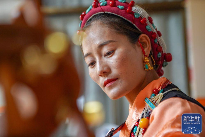 拉孜县艺术团"90后"演员格桑卓玛头戴华丽的巴珠(缀满珠玉的藏族头饰)