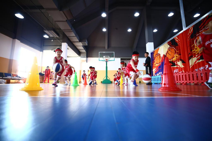 幼儿园内，孩子们正在接受篮球训练。受访者供图。